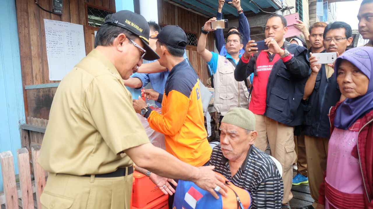 Bupati Wardan Serahkan Bantuan Korban Tanah Longsor