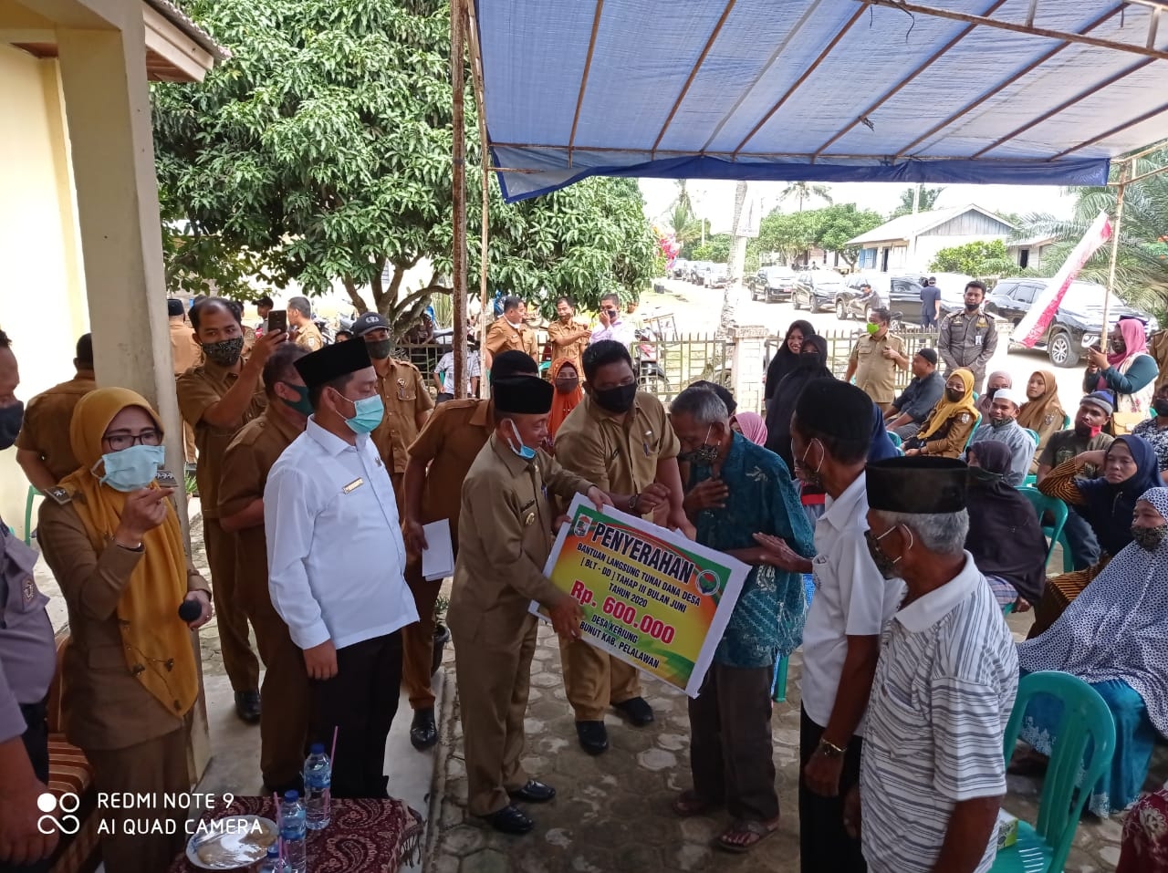 Pemerintah Kabupaten Pelalawan Serahkan BLT Kepada Masyarakat di Kecamatan Bunut