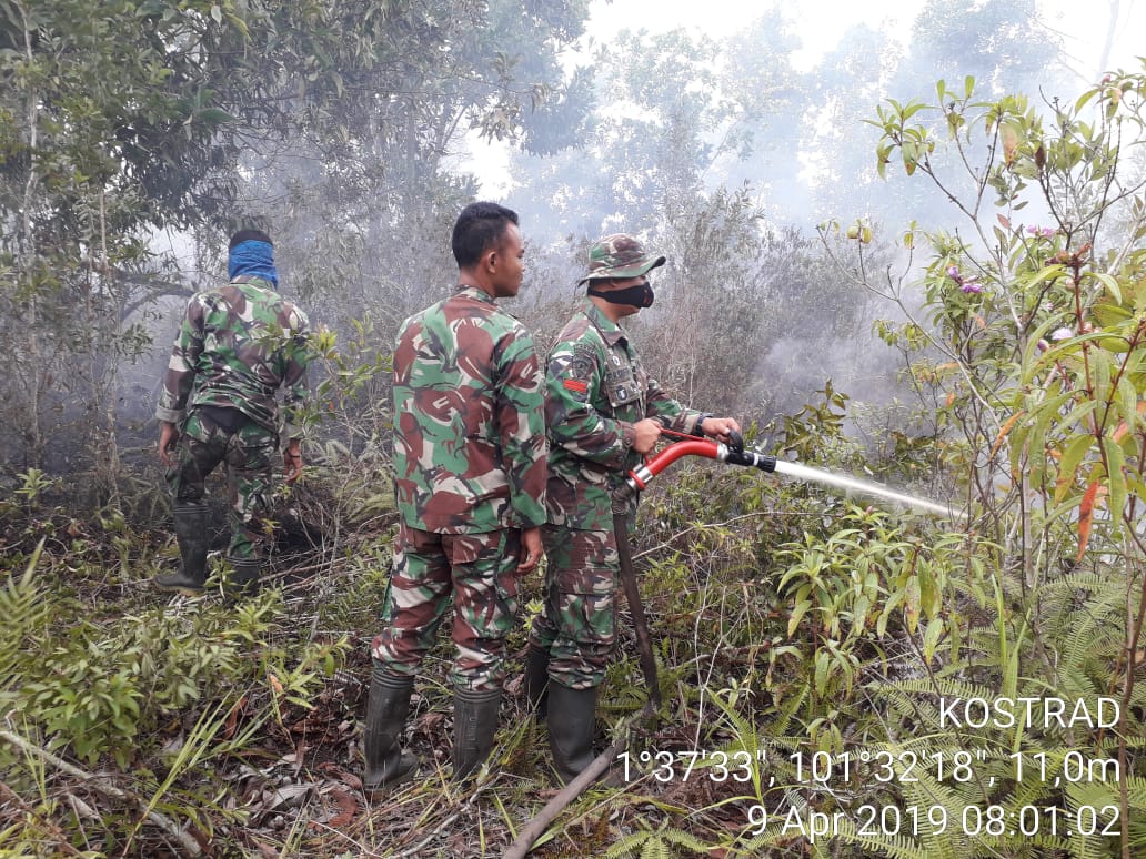Anggota Kodim 0320/Dumai Melaksanakan Pemadaman Karlahut