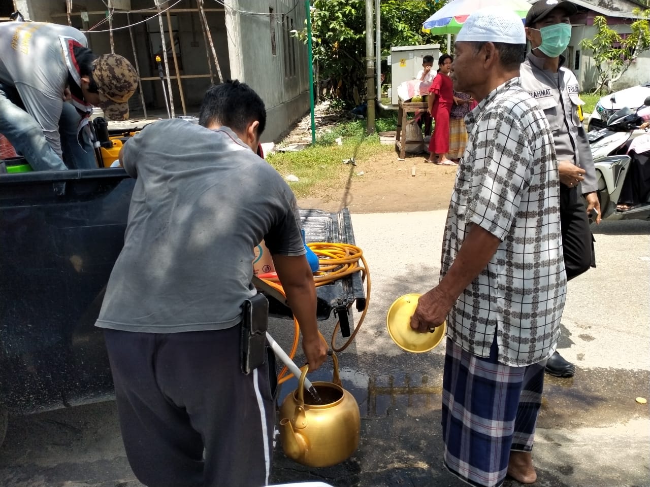 Pramuka Inhil Bagi-bagi Cairan Disinfektan Secara Gratis