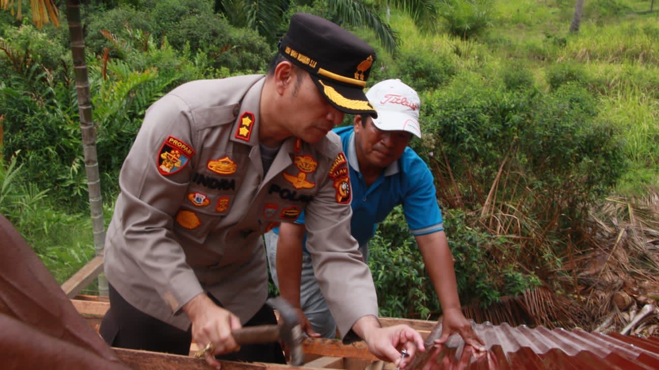 Kapolres Bengkalis Tinjau Dan Ikut Bekerja Membangun Rumah Warga Kurang Mampu