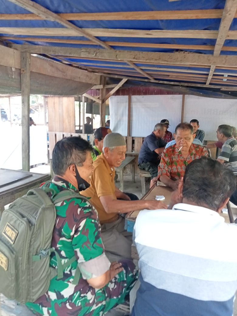 Babinsa Kelurahan Bagan Keladi Datangi Warung-warung di Daerah Binaannya