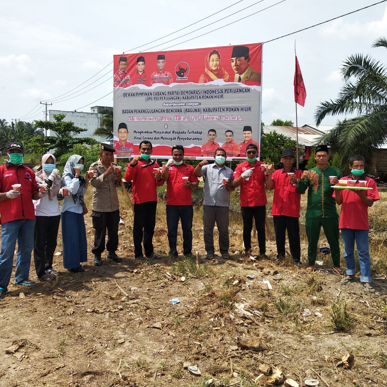 Tolak Covid-19 !!! Anggota DPRD Rohil Krismanto Bagi 1000 Jamu Sehat Ke Warga Di Pekaitan