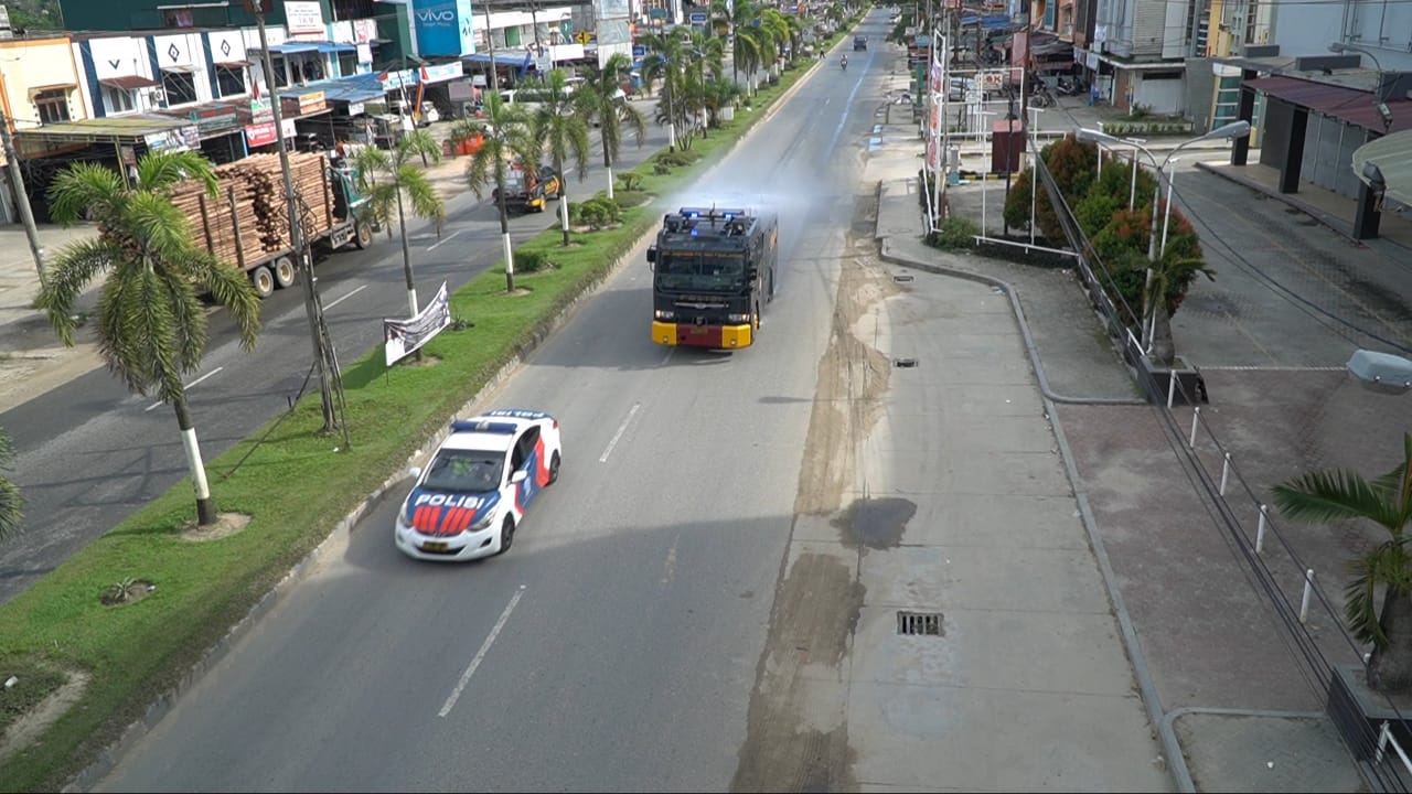 Polres Pelalawan Kembali Semprot Disinfektan di Sepanjang Jalan Lintas Timur