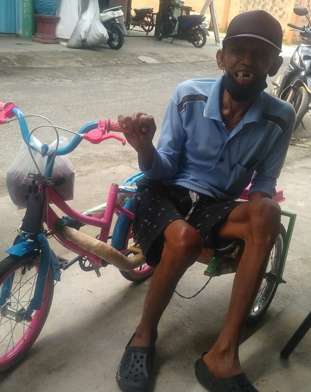 Kena Stroke 12 Tahun Lalu, Kini Hasan Pakai Alat Bantu untuk Berjalan