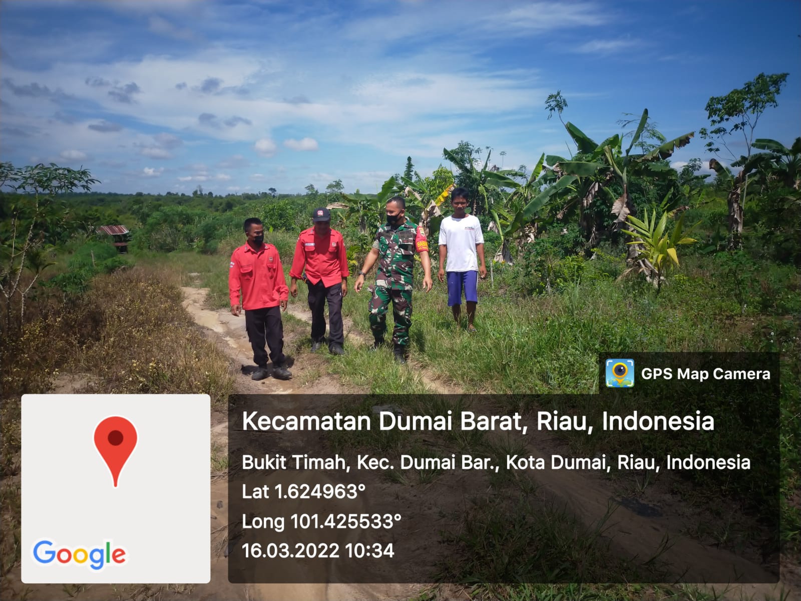 Bersama Manggala Agni dan Masyarakat, Babinsa Koramil/01 Kelurahan Teluk Binjai Laksanakan Patroli