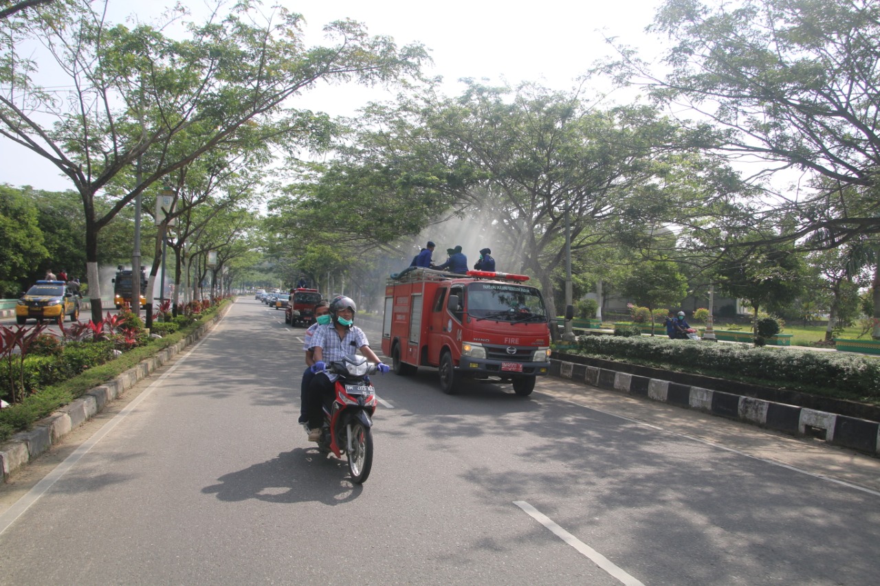 Mobil Water Canon di Kerahkan untuk Semprotkan Disinfektan di Rohul