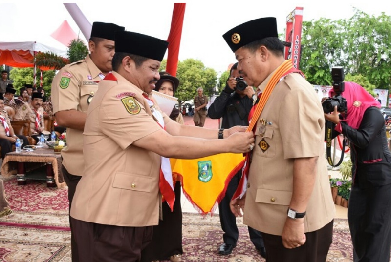 H Umran Terima Penghargaan Lencana Melati Dari Adhyaksa Daud