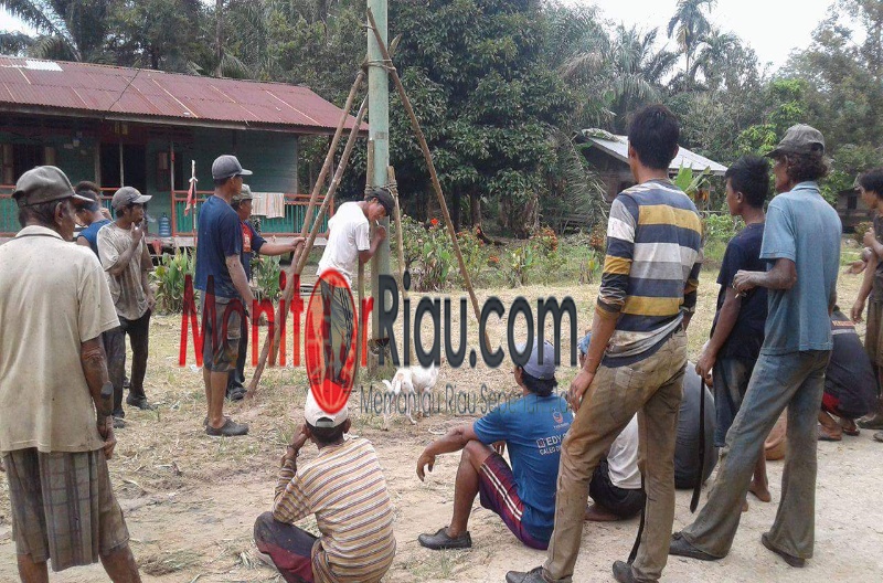 Tiang listrik keropos, Warga Dusun Mak Dewa Desa Titi Akar bergotong royong membuat Skor