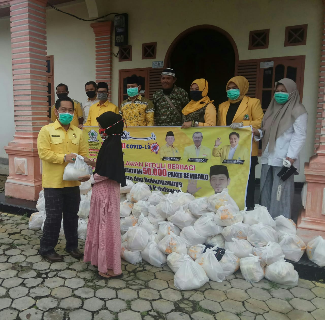 Golkar Salurkan 50.000 Paket Untuk Warga Terdampak Covid19