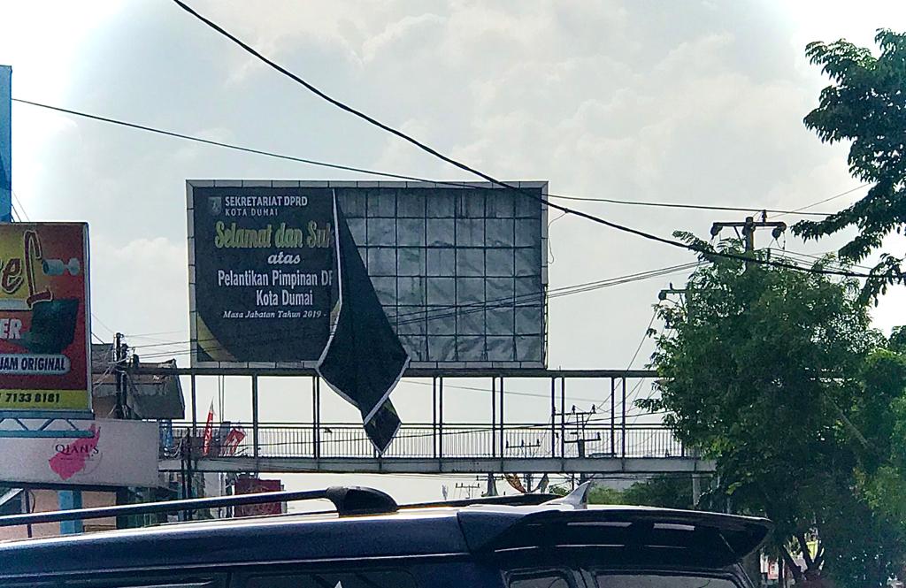 Sekretariat DPRD Dumai Gunakan Foto Ilegal di Baliho Pelantikan Pimpinan Dewan