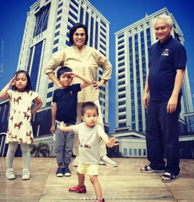 Saat Sri Mulyani Asyik Habiskan Waktu dengan Cucu