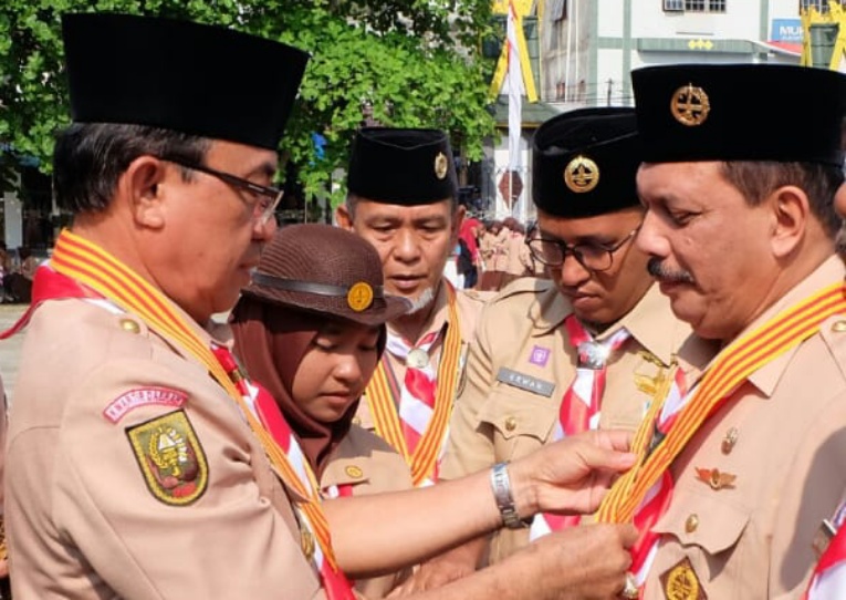 Sekda Inhil Terima Lencana Melati Pramuka