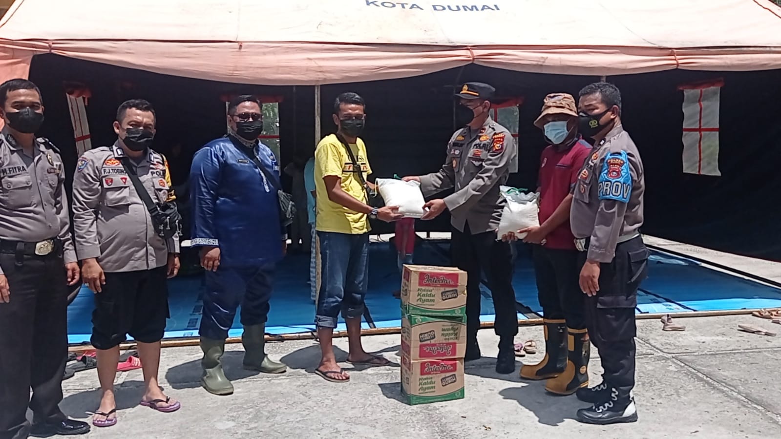 Polsek Dumai Kota Memberikan Bantuan Kepada Masyarakat yang Terdampak Banjir