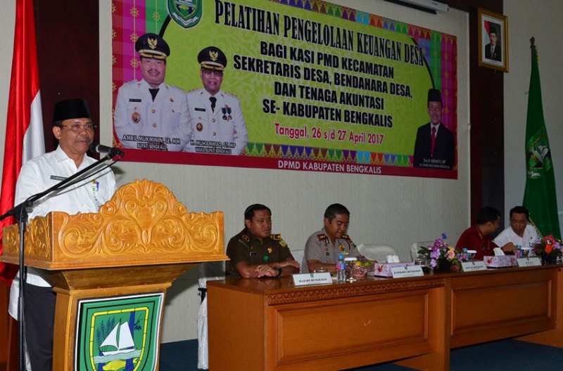 Bupati Amril Ingatkan Aparatur Desa Agar Kelola Dana Desa Secara Transparan