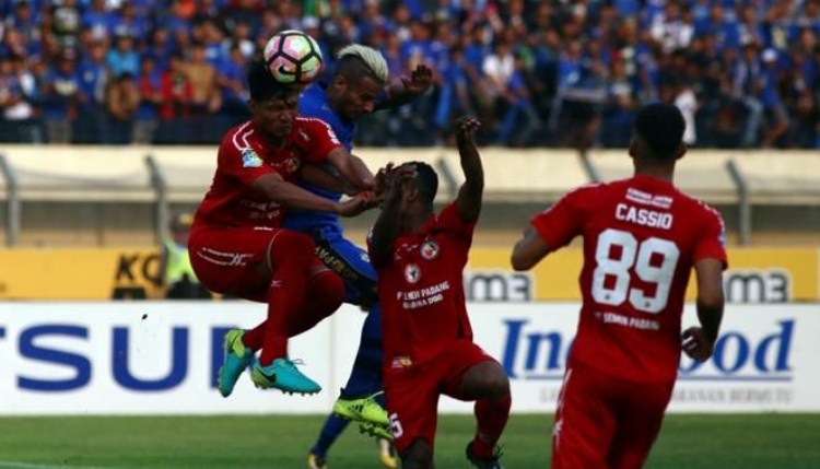 Bekuk Perseru, Semen Padang Keluar dari Zona Degradasi