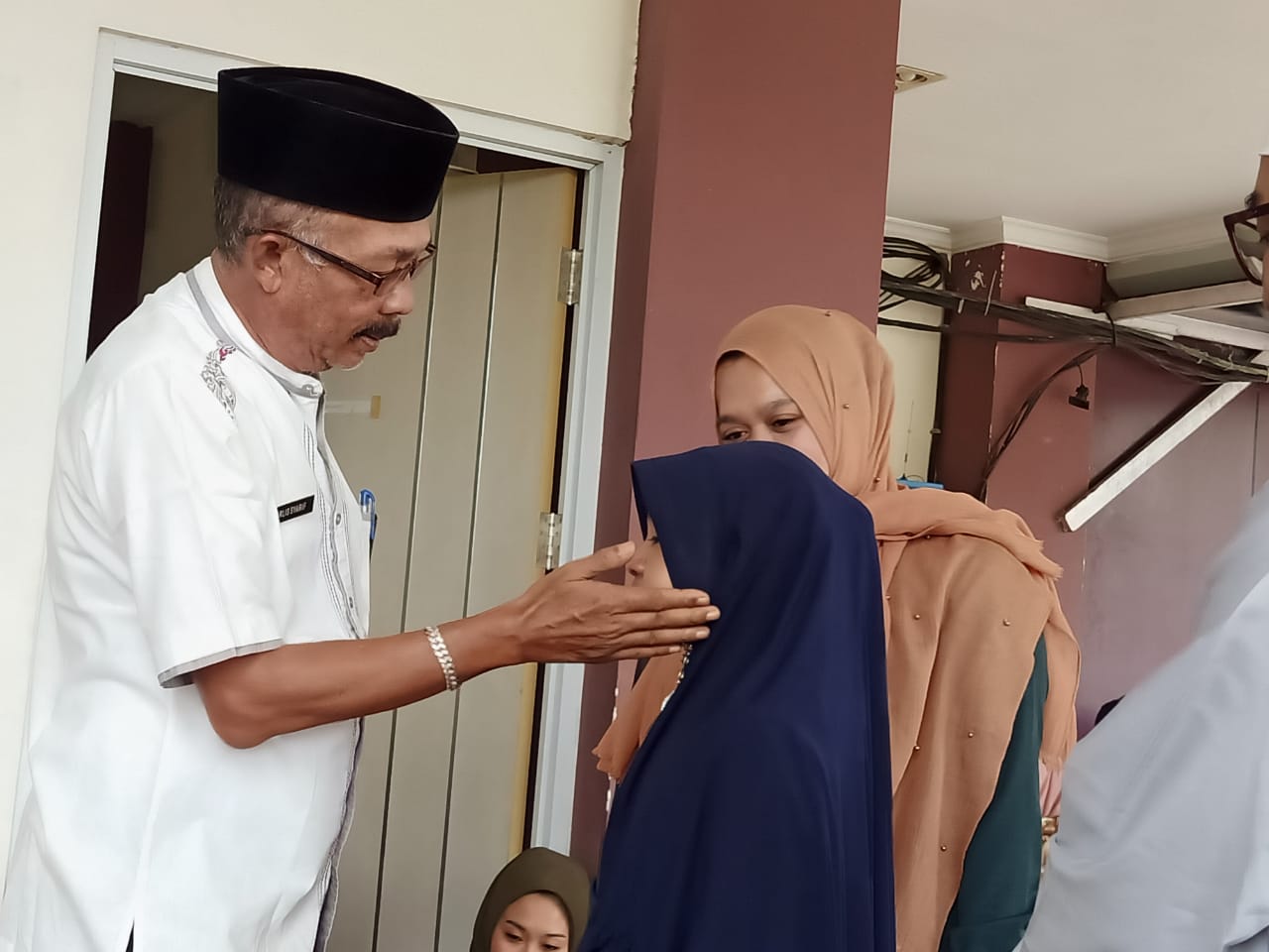 Marlis Syarif Serahkan Bantuan kepada Puluhan Anak Yatim Piatu