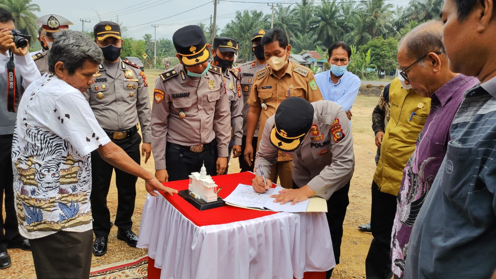 Dukung Kinerja Polri, Masyarakat Balai Jaya Hibahkan Sebidang Tanah Kepada Polres Rohil