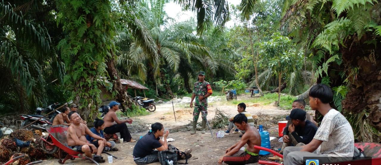 Beri Pemahaman Bahaya Karhutla, Serda Sugianto Sambangi Masyarakat
