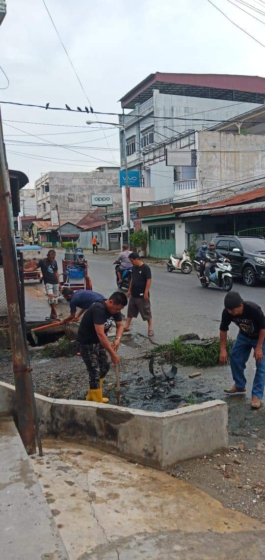 Dihari Libur, Camat Rantau Utara Tetap Aktif dan Peduli Lingkungan