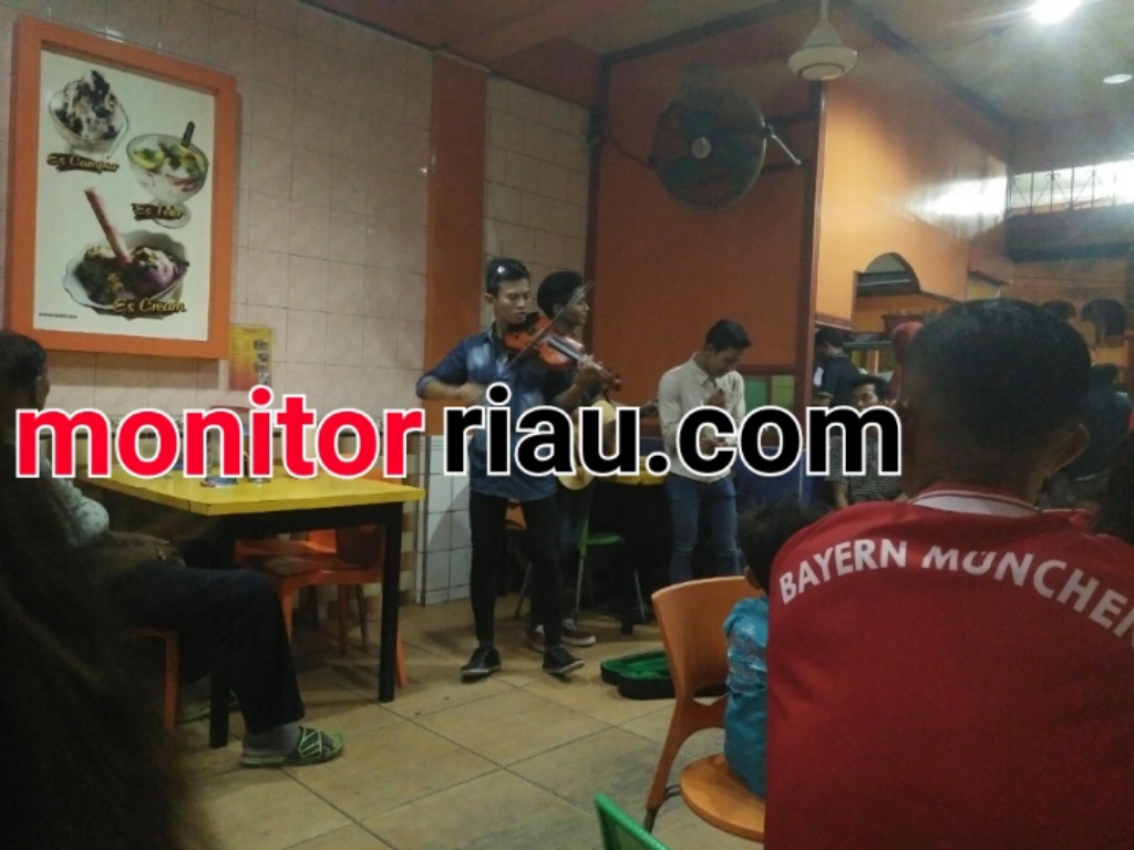Pemuda di Mandau Ngamen Dengan Alat Musik Lengkap