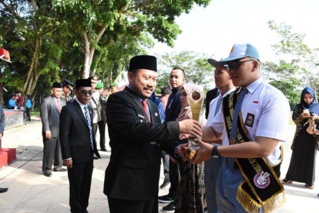Dianggap Berprestasi, Sejumlah Pemuda Terima Penghargaan Dari Pemkab Kampar di Hari Sumpah Pemuda