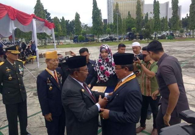 Bupati Inhil Terima Penghargaan Tertinggi Veteran