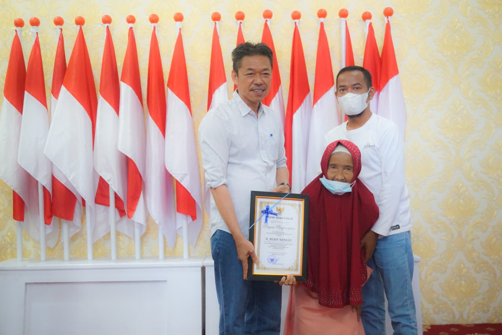 Bupati Kembali Berikan Piagam Penghargaan Kepada Pendiri Rohil