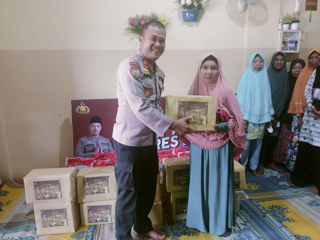 Warga Rimba Sekampung Terima Zakat Profesi Polres Dumai