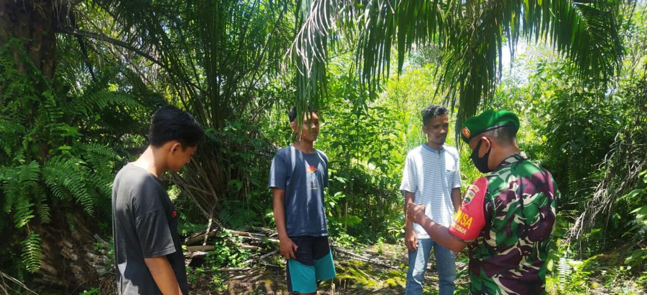 Sertu Abu Kasim Ingatkan Masyarakat Mengenai Karhutla
