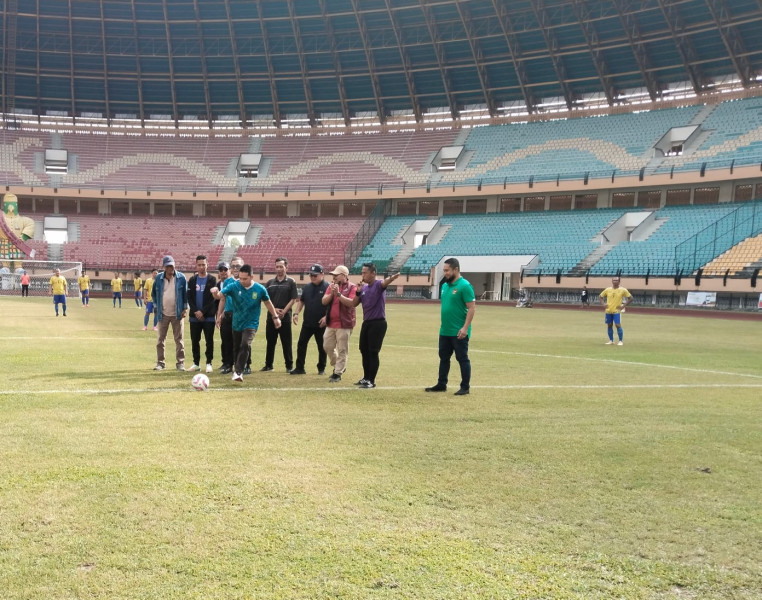Tendangan bola Kadispora Riau, Tandai Kick Off Turnamen Sepakbola HUT Riau ke 67