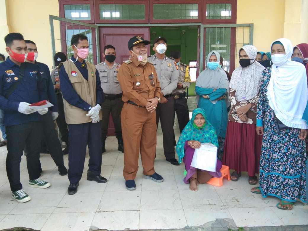 Dinsos Pelalawan Bagikan Kartu KKS Untuk 281 KK di Bandar Petalangan