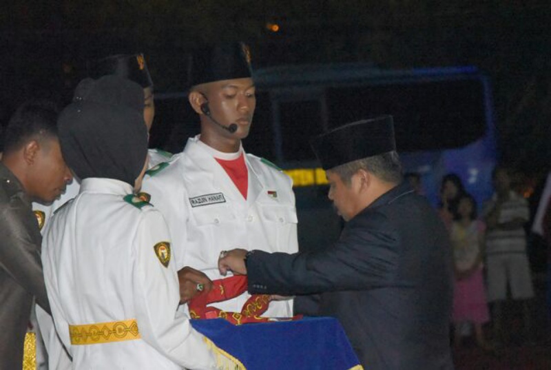 Bupati Amril Mukminin Kukuhkan 75 Paskibra Bengkalis 2017