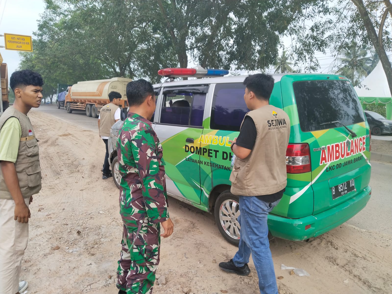 Babinsa Bantu Pemindahan Pasien ODGJ ke Pekanbaru
