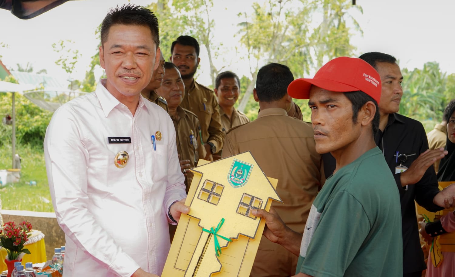 Bupati Rohil Afrizal Sintong Serahkan 15 Unit Rumah Resetlemen Kepada Nelayan