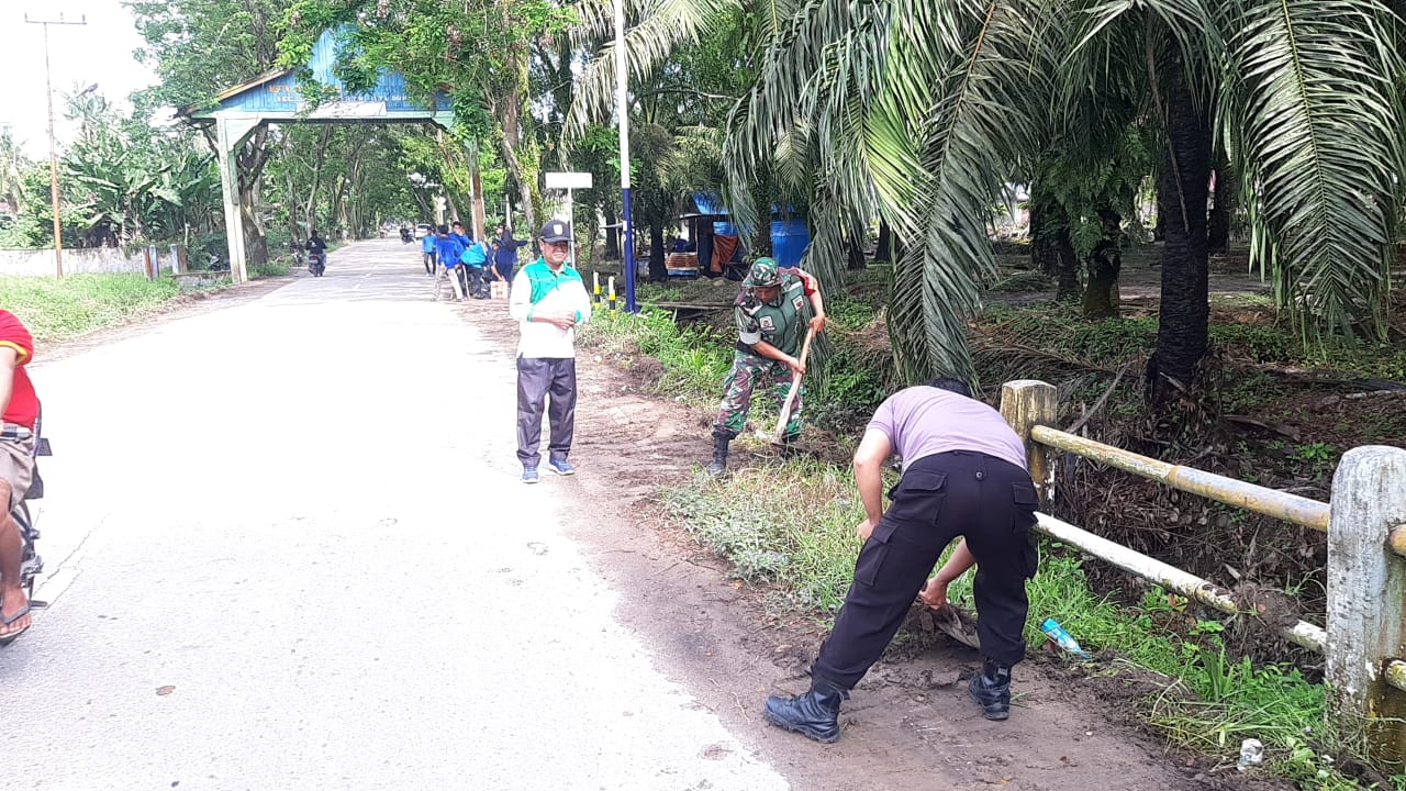 Jaga Tradisi Gotong Royong, Serka Khorianto Laksanakan Jum'at Bersih