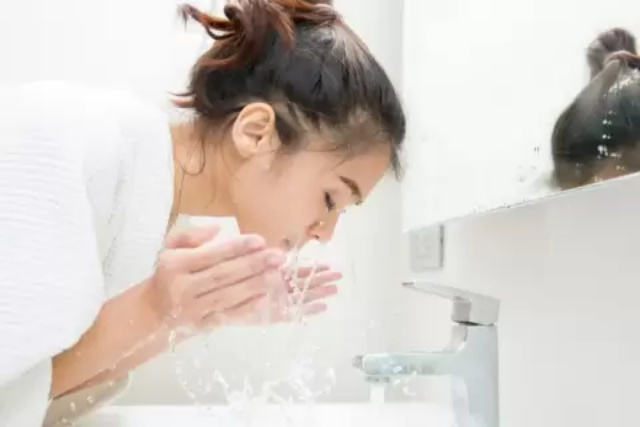 4 Tips Menjaga Kesehatan Kulit agar Tidak Tampak Lebih Tua