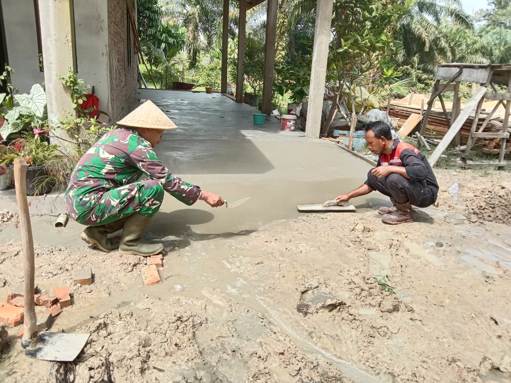 Sertu Sutiono Bantu Pengecoran Rumah Masyarakat