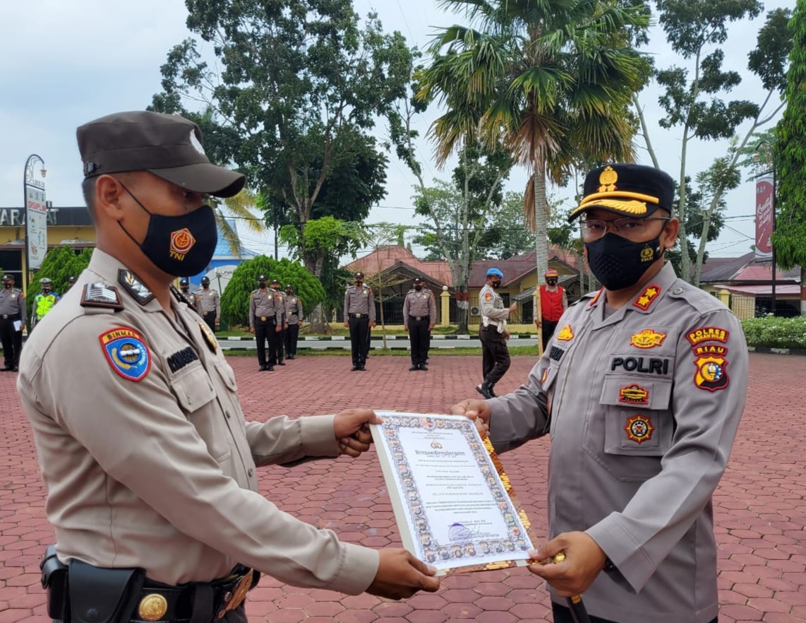 Kapolres Rohil Berikan Reward Kepada Personel Bhabinkamtibmas Berprestasi