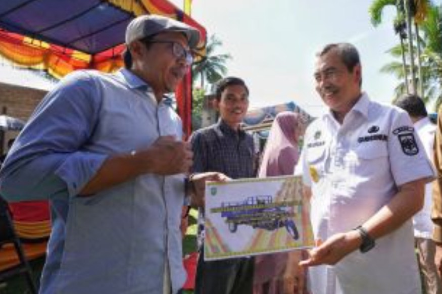 Gubri Syamsuar Serahkan Bantuan Kepada Kelompok Tani di Kuansing