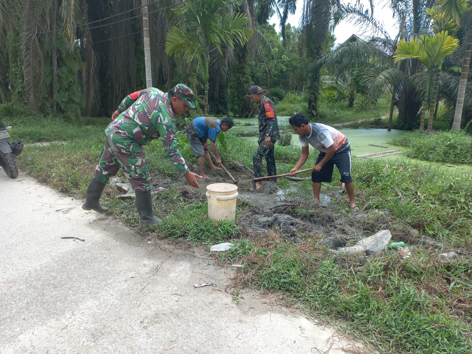Antisipasi Banjir, Serda Roni dan Masyarakat Bersih-bersih Drainase