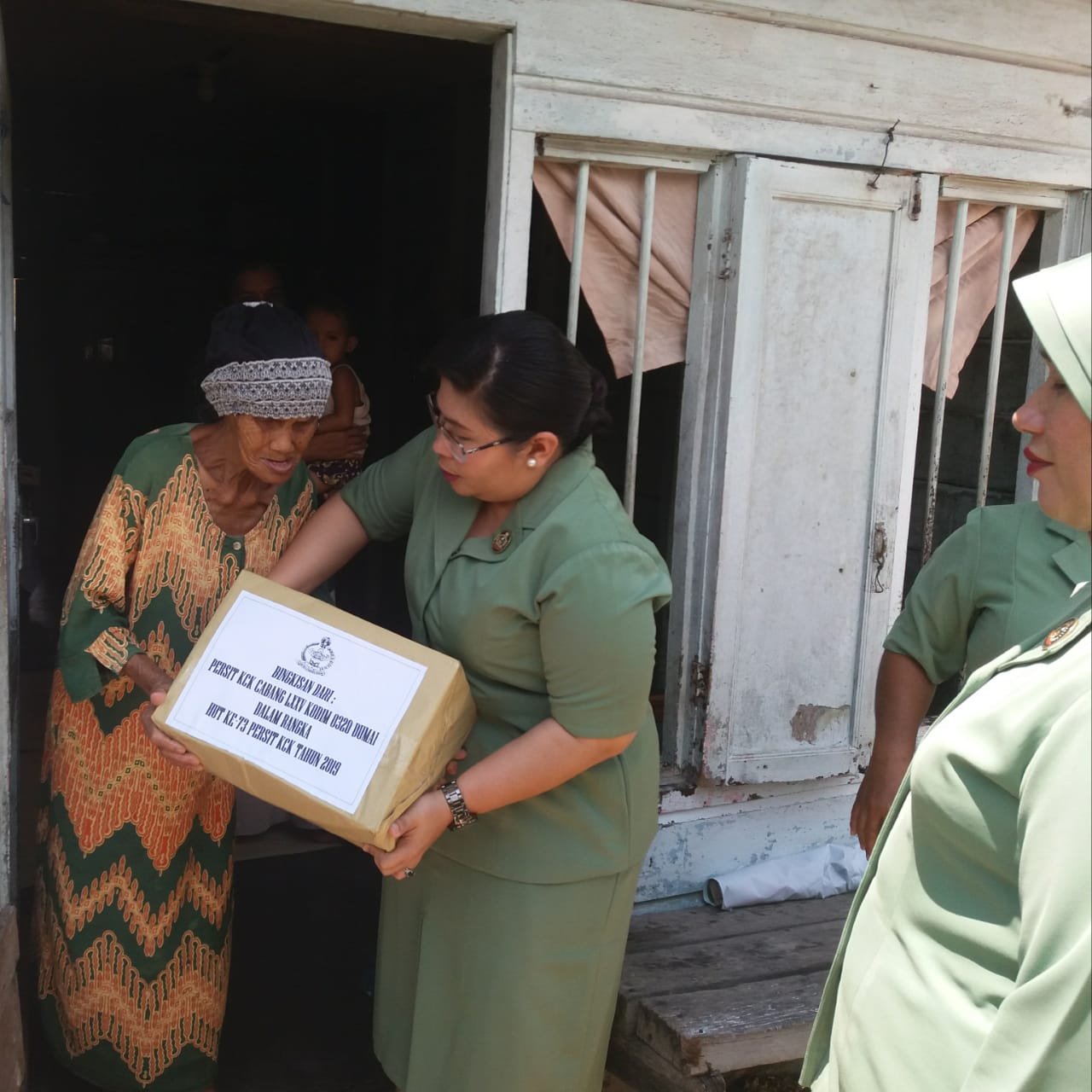Ketua Persit Cabang LXXV Kodim 0320/Dumai Serahkan Bantuan Kepada Warga Kurang Mampu
