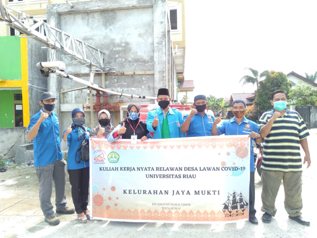 Dedek Fernanda Bersama Mahasiswa KKN UNRI Laksanakan Penyemprotan Disinfektan