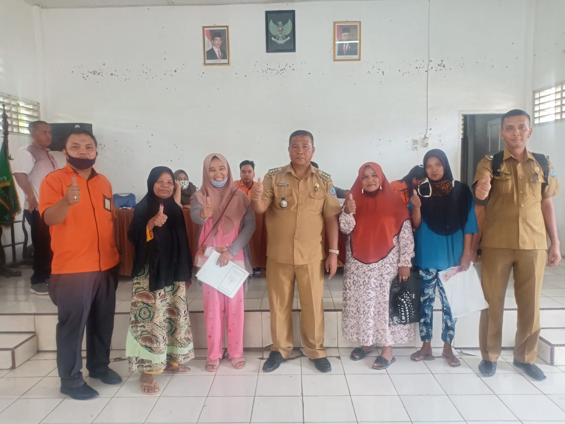 Camat Rantau Selatan Serahkan BST Tahap III Secara Simbolis