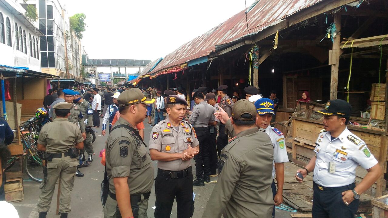 Satpol PP Inhil Bongkar Puluhan Lapak PKL di Pasar Yos Sudarso