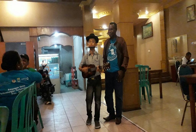 VIDEO : Wow...!!! Musisi Cilik Ini Mainkan Dua Alat Musik Sekaligus