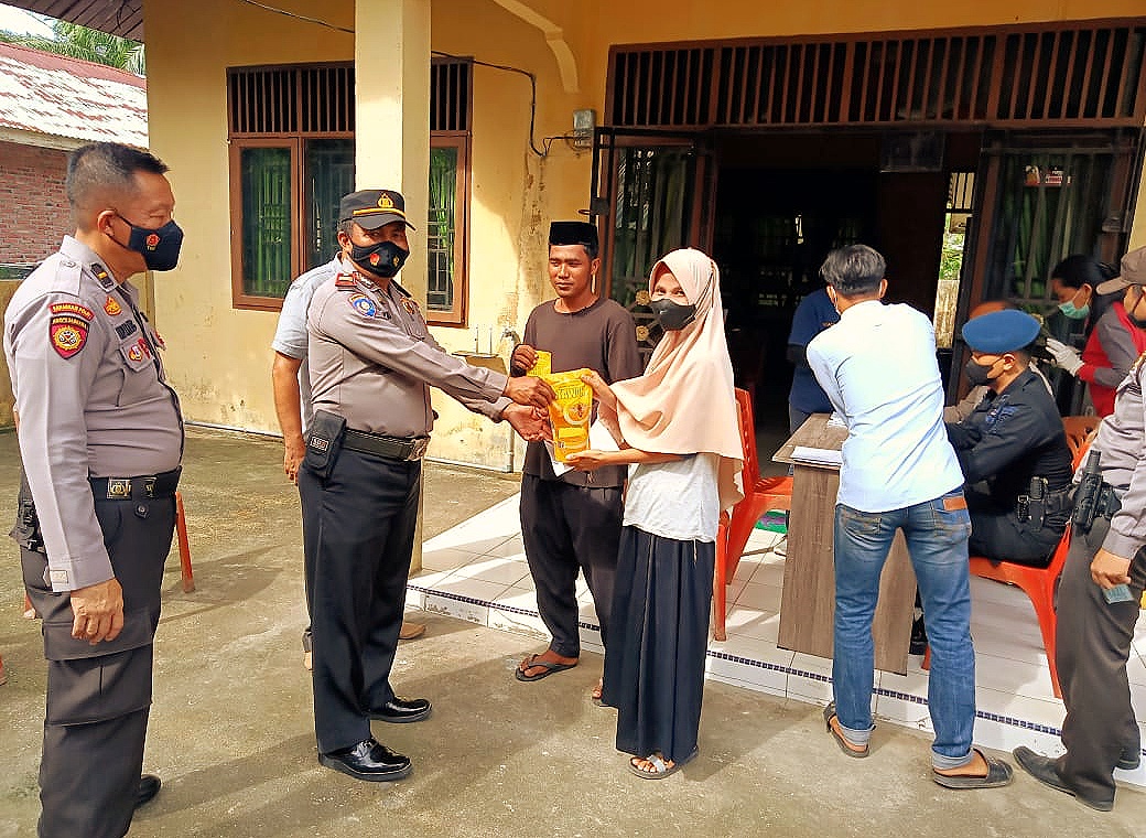 Selain Stasioner, Polres Rohil Vaksin Warga Secara Door to Door