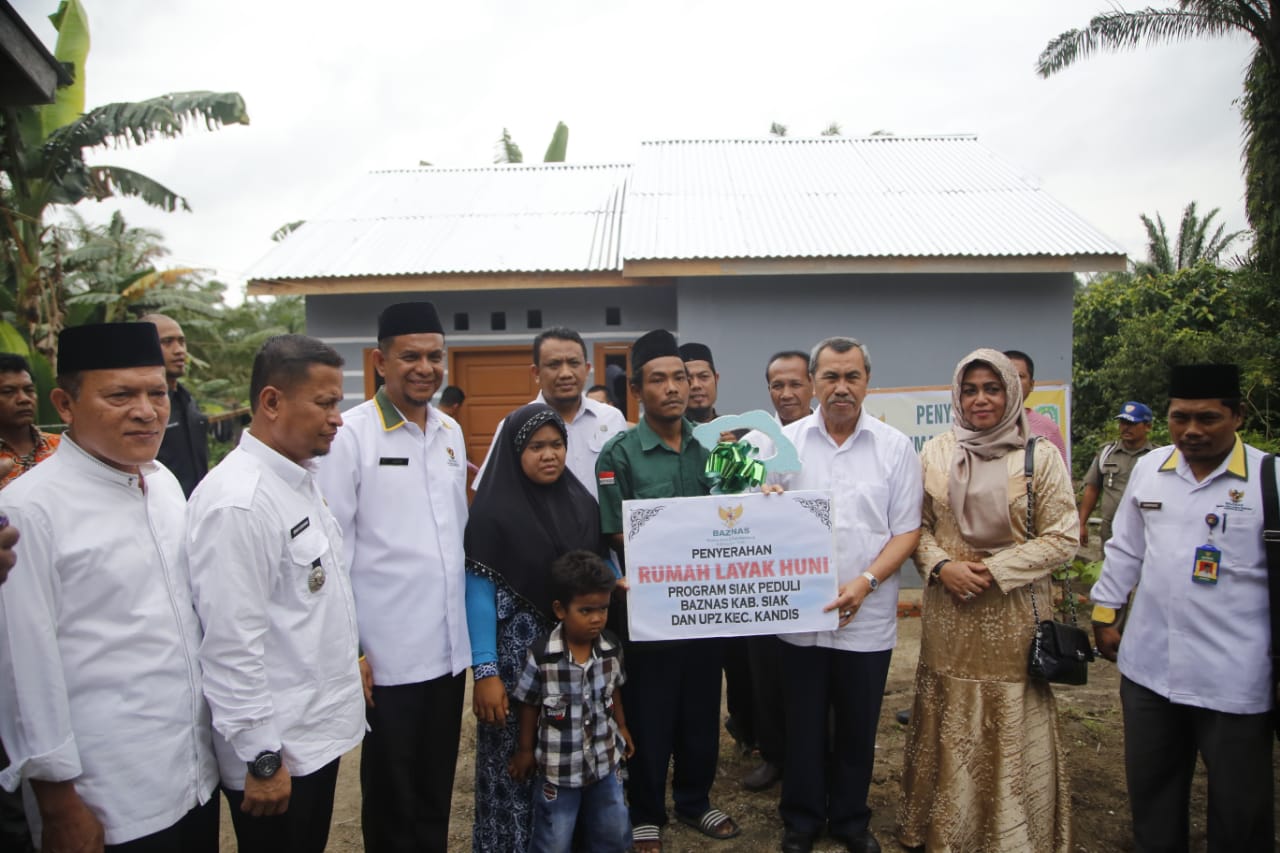Baznas Siak Salurkan Bantuan RLH di Kandis