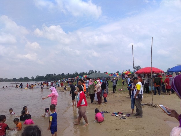 Akhir Pekan, Ribuan Warga Kunjungi Pulau Cinta Teluk Jering Kampar