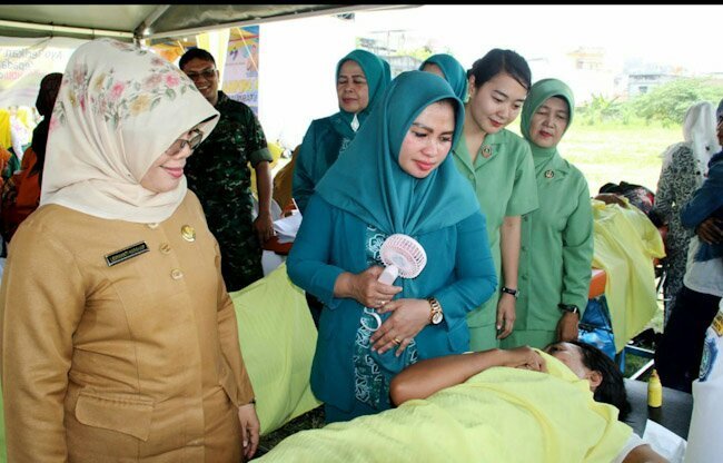 Hj Rosmanidar Andi Suhaimi Didampingi Kadis P2KB untuk Cek Kegiatan KB Gratis